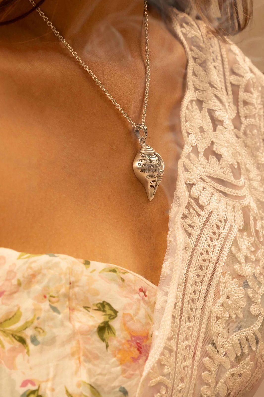 Shri Krishna Shankha Pendant with Chain – Silver Finish (Free Size)